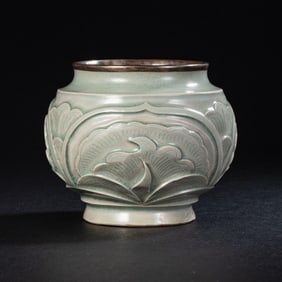 Chinese late Tang and Five Dynasties carved flower pattern jar