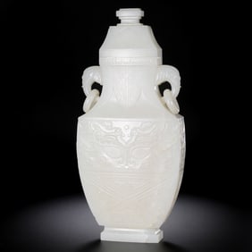 Chinese Hetian jade bottle from the Qing Dynasty