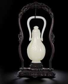 Chinese Hetian jade bottle from the Qing Dynasty