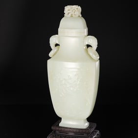 Chinese Hetian jade bottle from the Qing Dynasty
