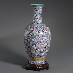 Chinese Qing Dynasty Jiaqing period famille rose flower pattern vase