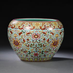 Chinese Qing Dynasty Qianlong period Famille rose flower pattern jar