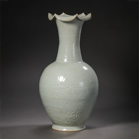 Chinese Southern Song Dynasty Hutian kiln green glaze flower mouth vase