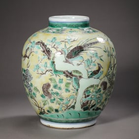 Chinese Qing Dynasty Flower and Bird Pattern Jar