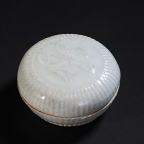 Chinese Southern Song Dynasty Hutian kiln green glaze lidded box
