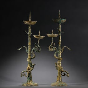 A PAIR OF GILT BRONZE DRAGON LAMP STANDS IN THE HAN DYNASTY (1ST CENTURY TO THE 3RD CENTURY)