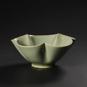 YAOZHOU WARE GREEN GLAZE FLOWER MOUTH CUP FROM THE LATE TANG AND FIVE DYNASTIES (10TH CENTURY)