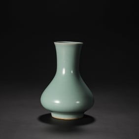 12TH-13TH CENTURY, LONGQUAN WARE LONG NECK VASE WITH GREEN GLAZE FROM SOUTHERN SONG DYNASTY