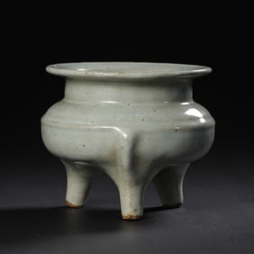 SONG DYNASTY CELADON TRIPOD FURNACE (10TH TO 13TH CENTURY)