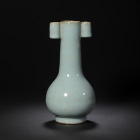 12TH-13TH CENTURY, SOUTHERN SONG DYNASTY LONGQUAN WARE GREEN GLAZE PIERCED EAR VASE