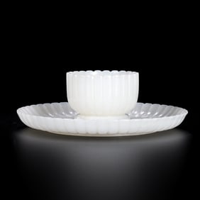 QING DYNASTY HOTAN WHITE JADE FLOWER MOUTH CUP HOLDER