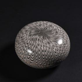 GONGXIAN WARE BLACK AND WHITE TWISTED GLAZE LID BOX, TANG DYNASTY (7-10 CENTURIES)