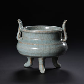 CELADON TWO-EAR THREE-LEGGED FURNACEFROM SONG DYNASTY (10TH TO 13TH CENTURY)