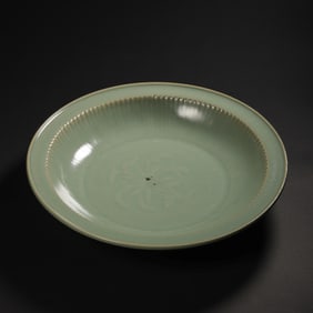 12TH-13TH CENTURY, SOUTHERN SONG DYNASTY LONGQUAN WARE GREEN GLAZE FLOWER PATTERN FOLD ALONG THE