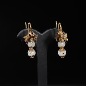 7-10 CENTURIES, A PAIR OF TANG DYNASTY PURE GOLD INLAID HETIAN JADE EARRINGS