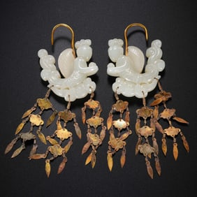 10TH CENTURY TO THE 12TH CENTURY, A PAIR OF LIAO DYNASTY HETIAN JADE FLYING EAR DROPS