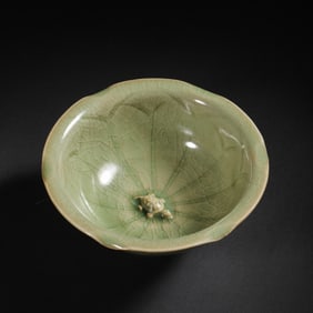 CELADON FLOWER MOUTH CUPFROM SONG DYNASTY (10TH TO 13TH CENTURY)