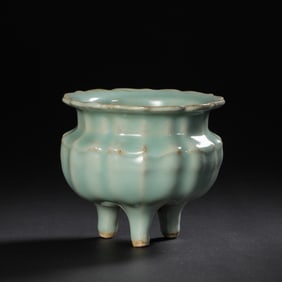 12TH-13TH CENTURY, SOUTHERN SONG DYNASTY LONGQUAN WARE GREEN GLAZE THREE-LEGGED FURNACE