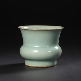 12TH-13TH CENTURY, SOUTHERN SONG DYNASTY LONGQUAN WARE GREEN GLAZE SLAG BUCKET