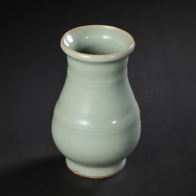 12TH-13TH CENTURY, SOUTHERN SONG DYNASTY LONGQUAN WARE GREEN GLAZE ALCOHOL BOTTLE