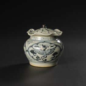 13TH-14TH CENTURY, YUAN DYNASTY BLUE AND WHITE PHOENIX PATTERN LOTUS LEAF LID JAR