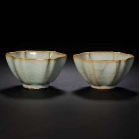 12TH-13TH CENTURY, A PAIR OF SOUTHERN SONG DYNASTY LONGQUAN WARE GREEN GLAZE FLOWER MOUTH CUPS