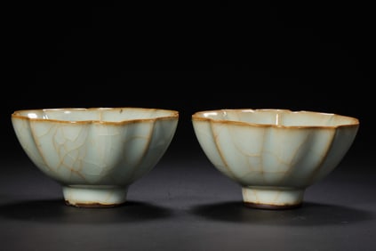 12TH-13TH CENTURY, A PAIR OF SOUTHERN SONG DYNASTY LONGQUAN WARE GREEN GLAZE FLOWER MOUTH CUPS
