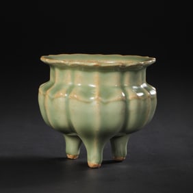 12TH-13TH CENTURY, SOUTHERN SONG DYNASTY LONGQUAN WARE GREEN GLAZE THREE-LEGGED FURNACE