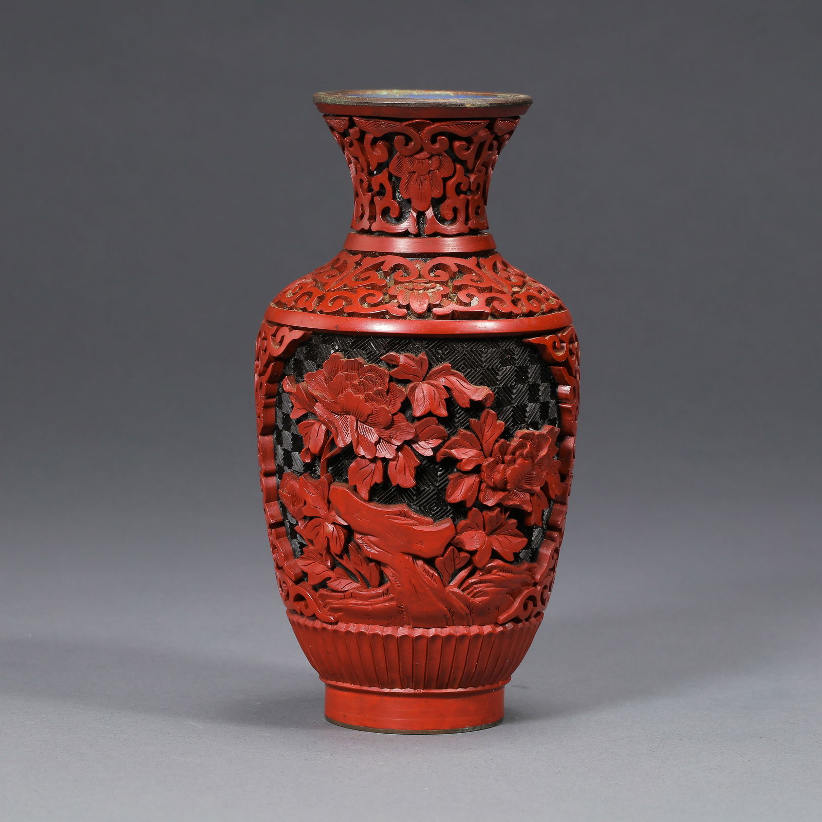CHINESE QING DYNASTY CARVED RED FLOWER PATTERN VASE (1 of 8)