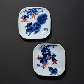 PAIR OF BLUE AND WHITE PORCELAIN PLATES BY WANG BU, A 20TH CENTURY CHINESE ART MASTER