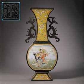 CHINESE QING DYNASTY KANGXI PERIOD ENAMEL PAINTED DOUBLE-HANDLED LONG-NECKED VASE WITH STORY