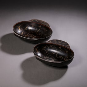 A PAIR OF CHINESE HAN DYNASTY PAINTED WOODEN CUPS WITH EARRINGS