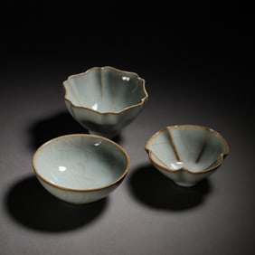 A GROUP OF CHINESE SOUTHERN SONG DYNASTY LONGQUAN KILN GREEN GLAZE FLOWER MOUTH CUPS