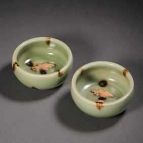 A PAIR OF LONGQUAN KILN GREEN-GLAZED CUPS WITH DOUBLE FISH PATTERN FROM THE SOUTHERN SONG DYNASTY,