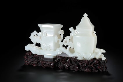 CHINESE QING DYNASTY HETIAN WHITE JADE COVERED VASE