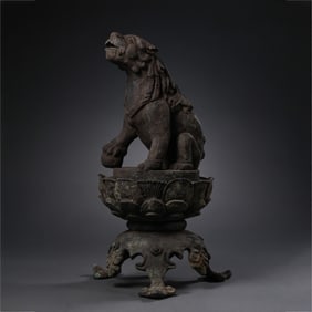 CHINESE HAN DYNASTY LION-SHAPED INCENSE BURNER
