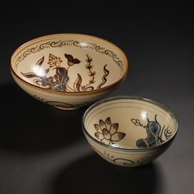 A PAIR OF CHINESE NORTHERN SONG DYNASTY CIZHOU KILN WHITE AND BLACK FLORAL BOWLS