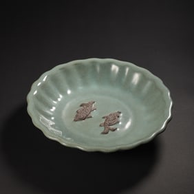 CHINESE SOUTHERN SONG DYNASTY LONGQUAN KILN GREEN GLAZE DOUBLE FISH FLOWER MOUTH PLATE