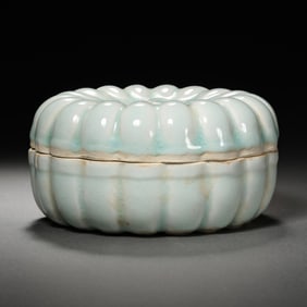 CHINESE SOUTHERN SONG DYNASTY HUTIAN KILN GREEN GLAZE MELON-SHAPED LIDDED BOX