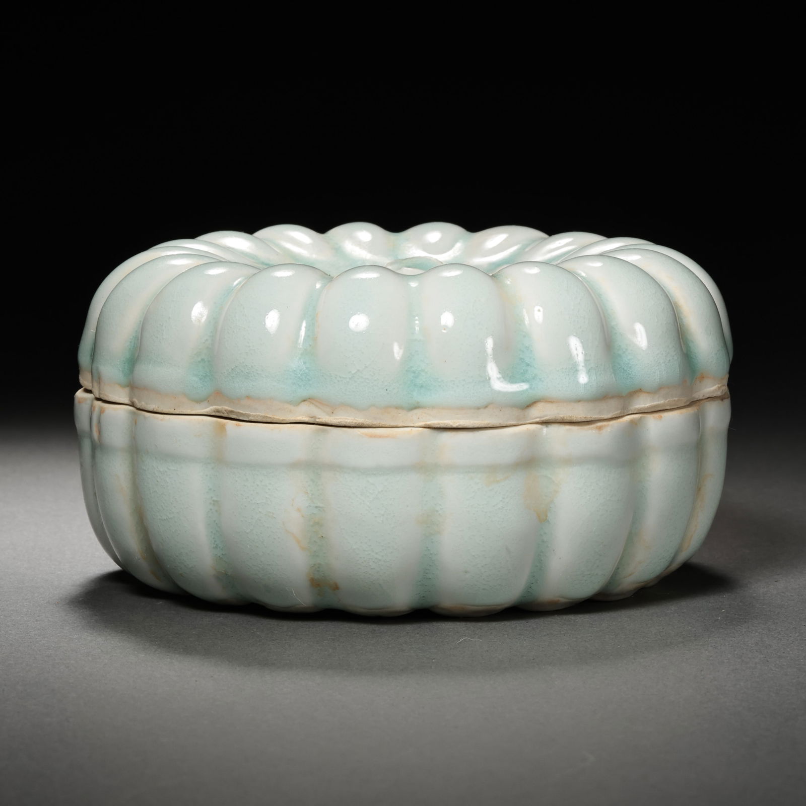 CHINESE SOUTHERN SONG DYNASTY HUTIAN KILN GREEN GLAZE MELON-SHAPED LIDDED BOX: H . 6 cm . L . 11 cm .