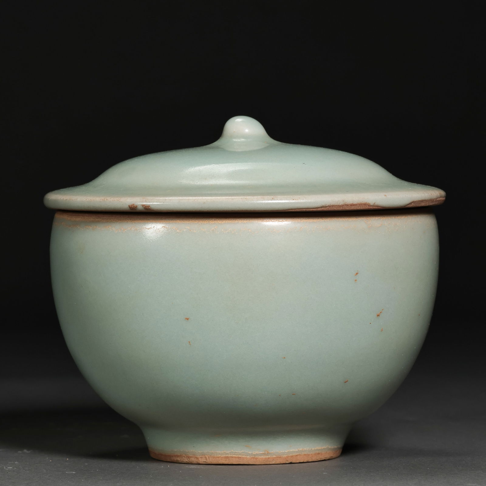 CHINESE SOUTHERN SONG DYNASTY LONGQUAN KILN GREEN GLAZE LIDDED BOWL: H . 7cm . L . 10 cm .