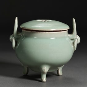 CHINESE SOUTHERN SONG DYNASTY LONGQUAN KILN GREEN GLAZE DOUBLE-HANDLED THREE-LEGGED COVERED CENSER