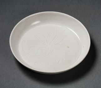 CHINESE NORTHERN SONG DYNASTY DING KILN WHITE PORCELAIN WASHBASIN WITH DAYLILY PATTERN