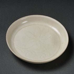 CHINESE NORTHERN SONG DYNASTY DING KILN WHITE PORCELAIN WASHBASIN WITH DAYLILY PATTERN