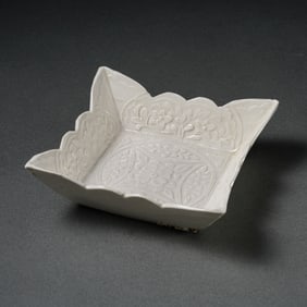 CHINESE LIAO DYNASTY WHITE PORCELAIN SQUARE PLATE WITH FLORAL PATTERN