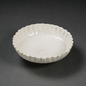CHINESE NORTHERN SONG DYNASTY DING KILN WHITE PORCELAIN FLOWER-MOUTHED PLATE