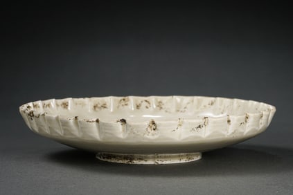 CHINESE NORTHERN SONG DYNASTY DING KILN WHITE PORCELAIN FLOWER-MOUTHED PLATE