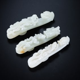 A SET OF CHINESE QING DYNASTY HETIAN WHITE JADE BELT HOOKS WITH DRAGON PATTERN
