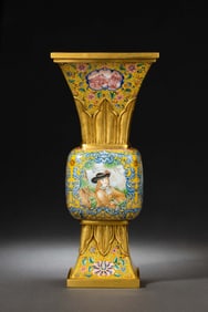 CHINESE QING DYNASTY KANGXI PERIOD ENAMELED VASE WITH WESTERN FIGURES