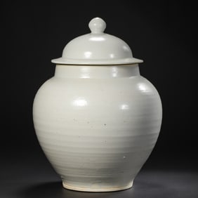 CHINESE TANG DYNASTY WHITE PORCELAIN COVERED JAR